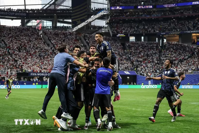 Niềm vui của các cầu thủ Argentina với tấm vé vào chung kết World Cup 2026. (Ảnh: AFP/TTXVN)