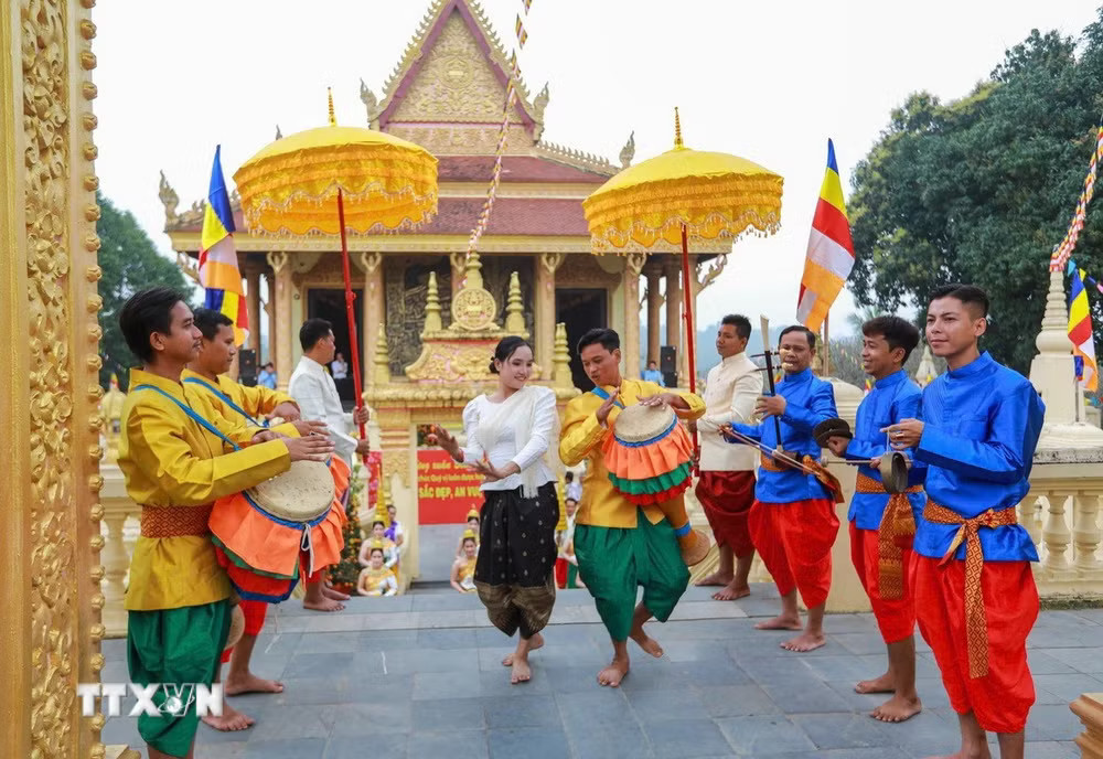 Các điệu múa truyền thống của đồng bào Khmer là một phần di sản văn hóa đặc sắc, được gìn giữ và trao truyền qua nhiều thế hệ, góp phần bảo tồn bản sắc dân tộc và làm phong phú kho tàng văn hóa Việt Nam. (Ảnh: Khánh Hoà/TTXVN) ttxvn-van-hoa-khmer-22-resize.jpg