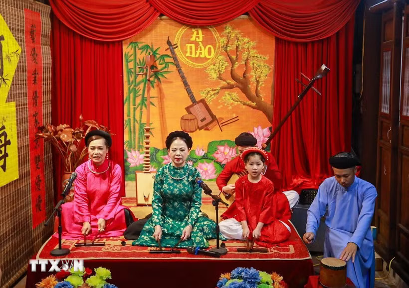 Biểu diễn nghệ thuật ca trù truyền thống. (Ảnh: Khánh Hòa/TTXVN)