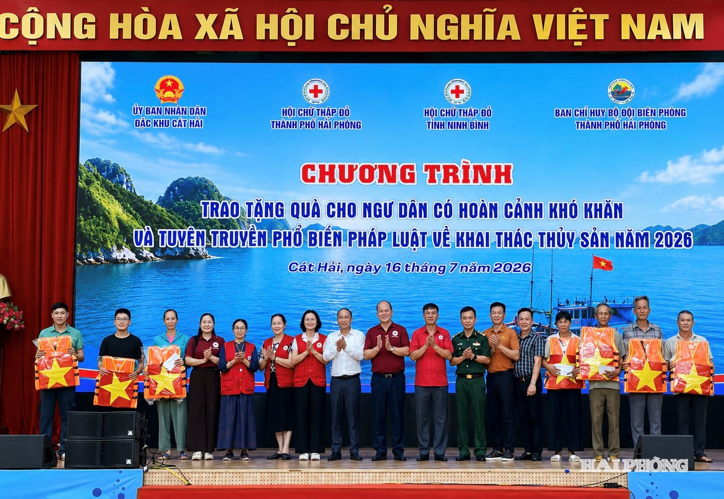 trao-qua-ngu-dan.jpg