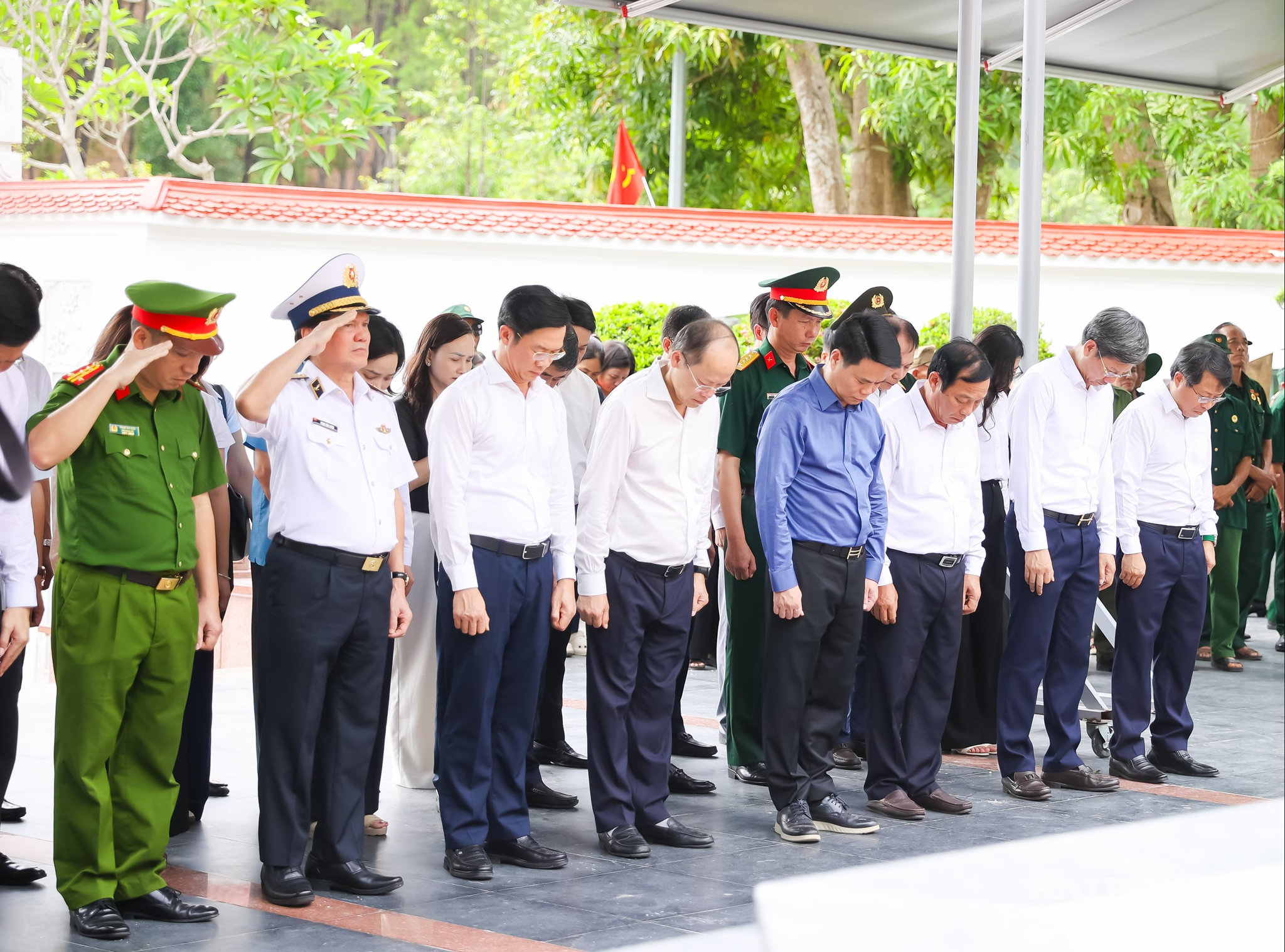 Đoàn đại biểu thành phố dành phút tưởng nhớ các nữ thanh niên xung phong hi sinh tại Ngã ba Đồng Lộc