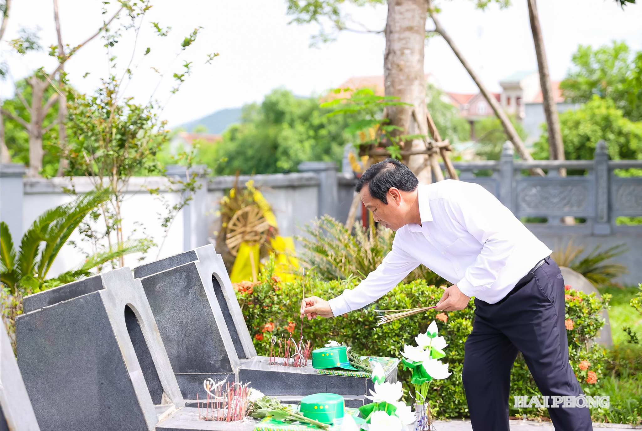 Đồng chí Lê Văn Hiệu, Phó Bí thư Thành uỷ, Chủ tịch HĐND thành phố dâng hương tại Khu di tích lịch sử Cầu Nhe