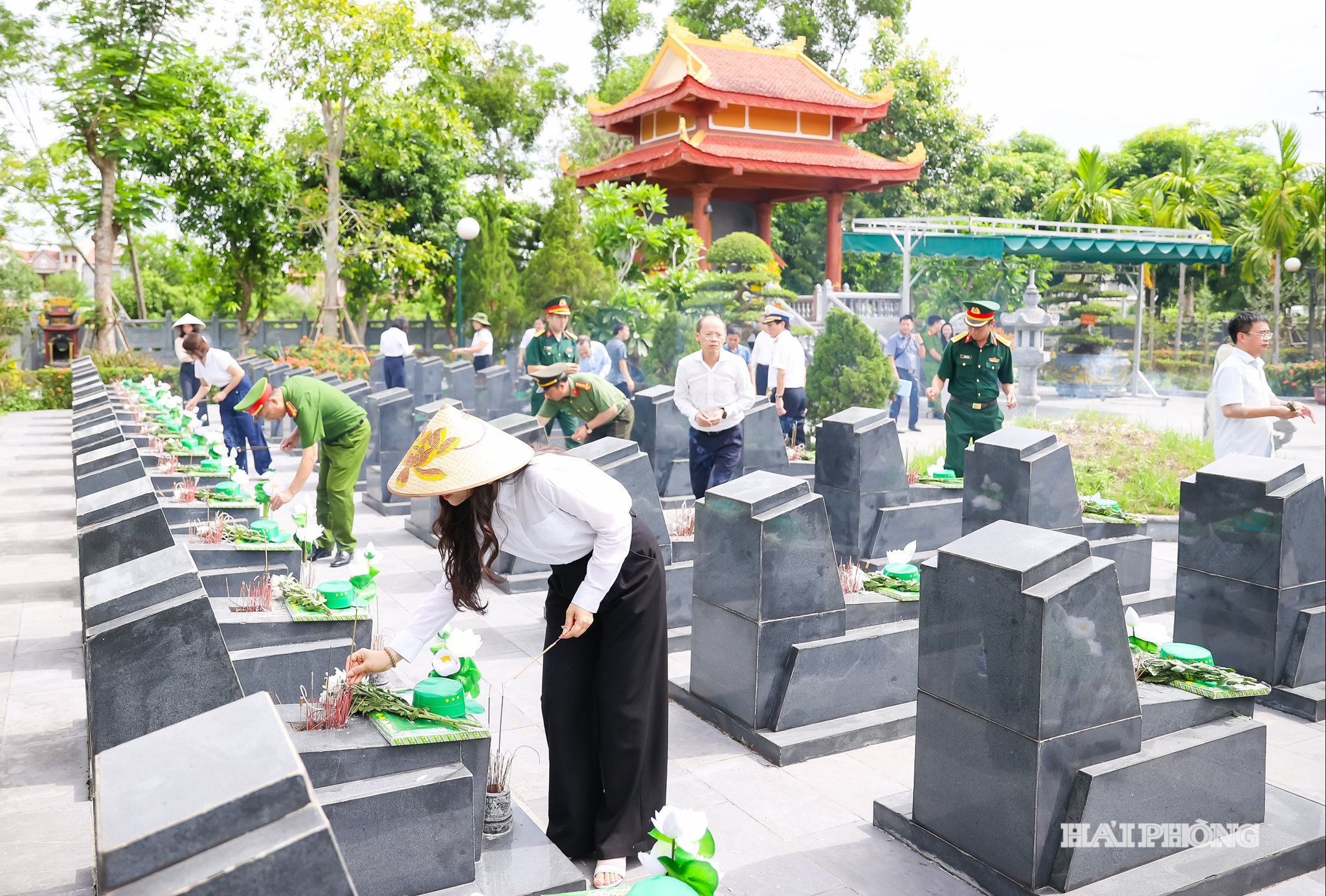Các đồng chí trong đoàn công tác dâng hương các liệt sĩ tại khu di tích lịch sử Cầu Nhe