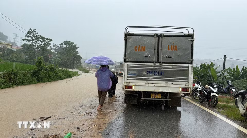 Các phương tiện không thể lưu thông tại đoạn Km 354 trên Quốc lộ 32, xã Mường Than, Lai Châu. (Ảnh: TTXVN phát)