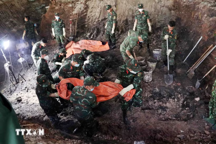 Công tác tìm kiếm, quy tập hài cốt liệt sỹ tại địa điểm khai quật trong công viên Lê Thị Riêng. (Ảnh: Xuân Khu/TTXVN)