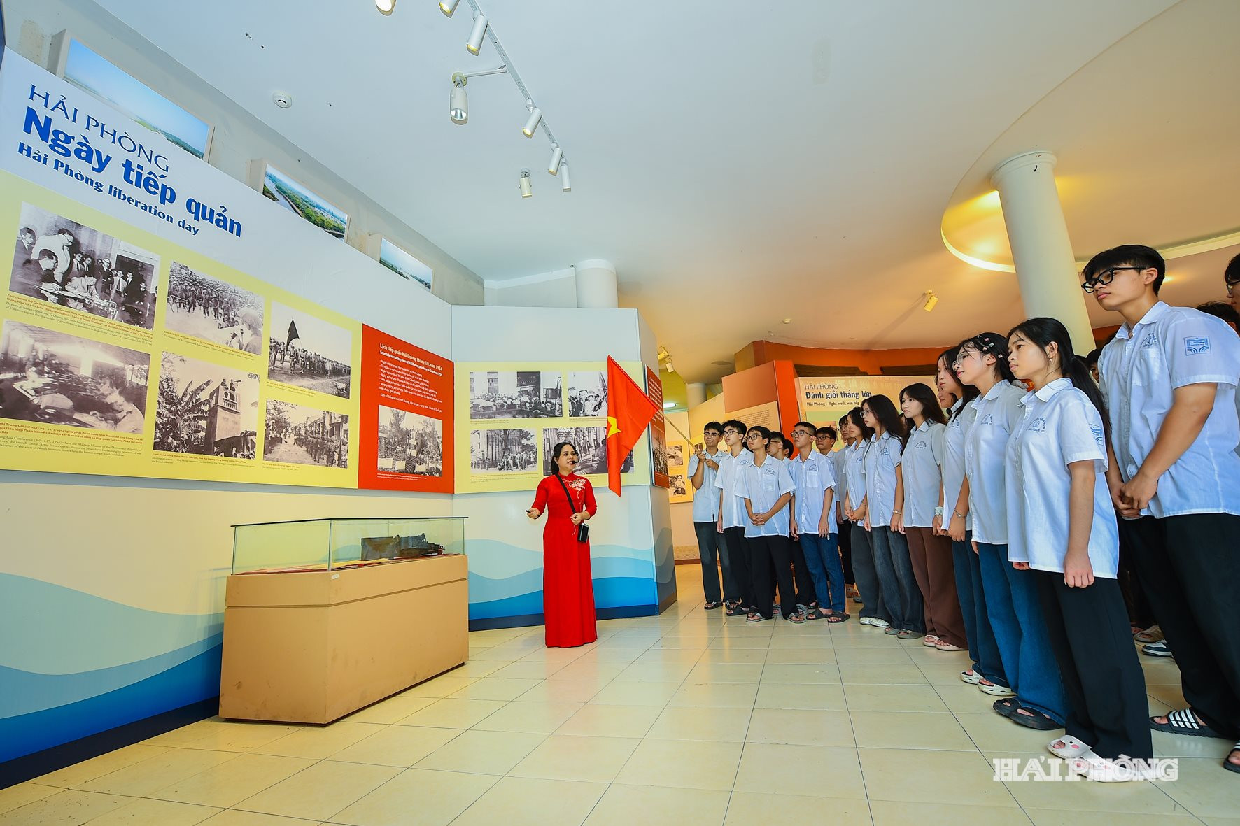 Học sinh nghe thuyết minh về lịch sử kháng chiến.