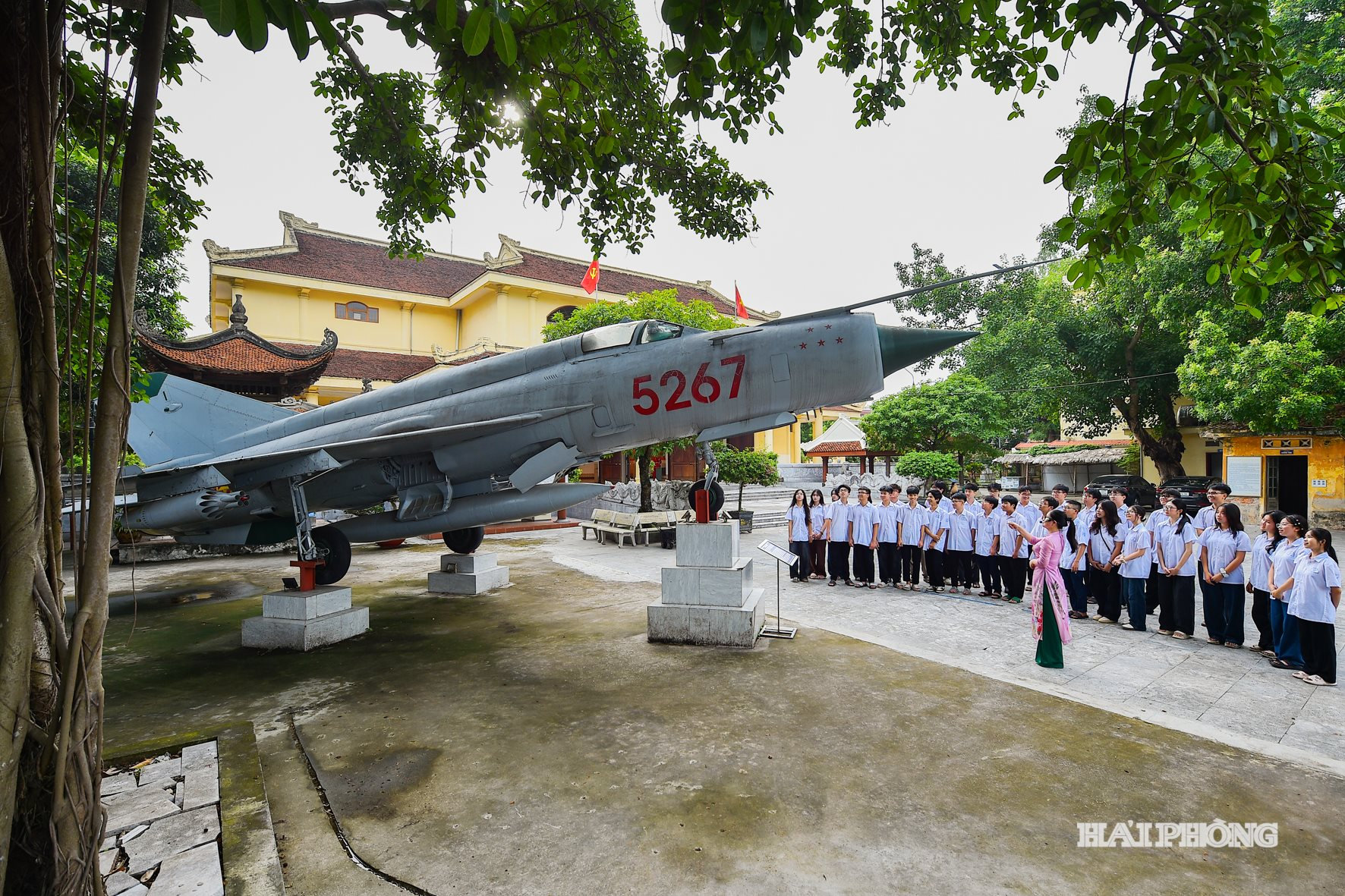 Hướng dẫn viên Bảo tàng giới thiệu máy bay MiG-21 số hiệu 5267.