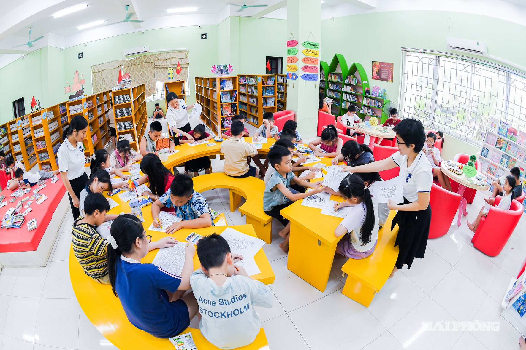 Thiếu nhi đọc sách hè tại Thư viện thành phố.
