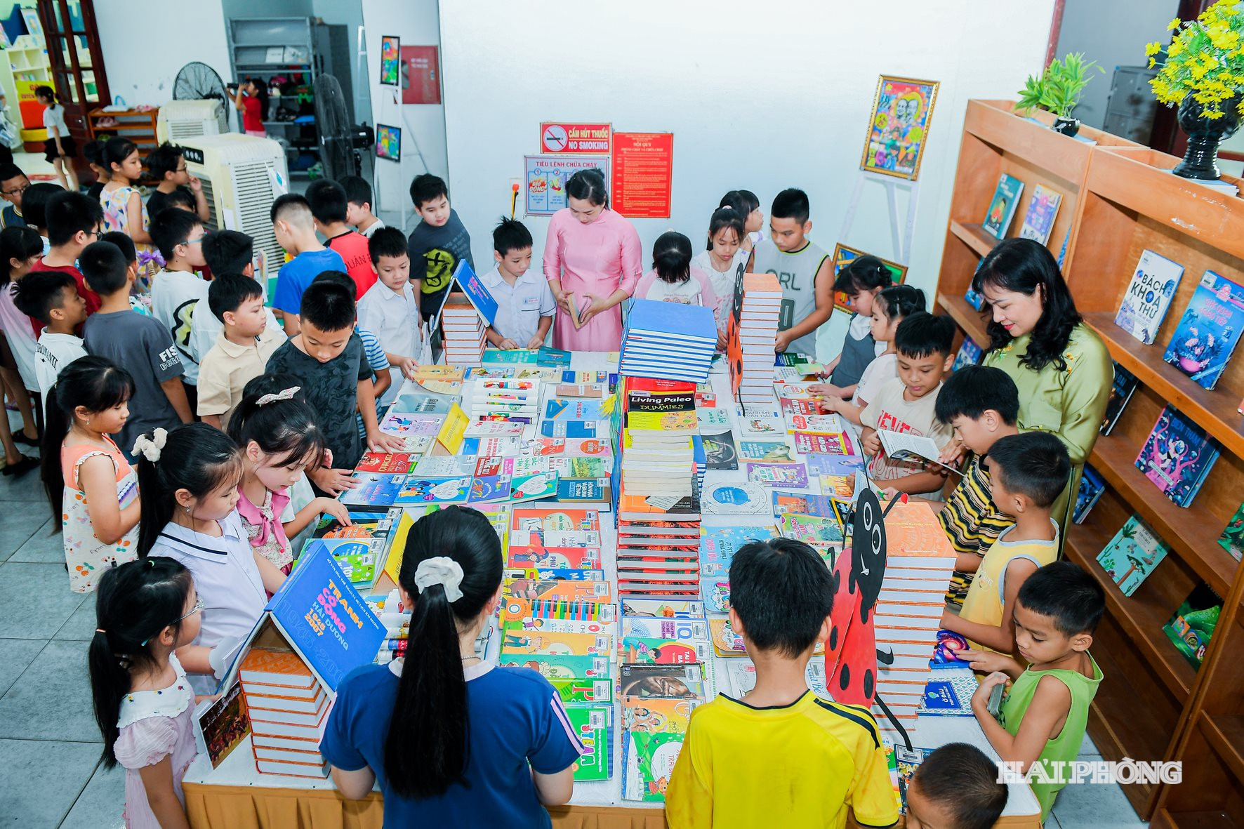 Thiếu nhi hào hứng tham gia Ngày hội đọc sách hè tại Thư viện thành phố.