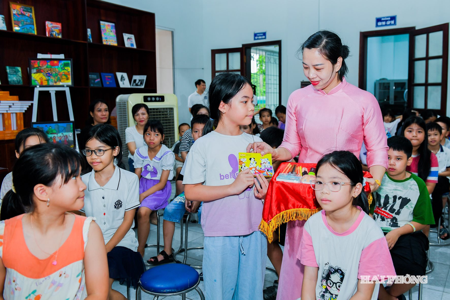 Thiếu nhi hào hứng tham gia trò chơi tương tác về sách.