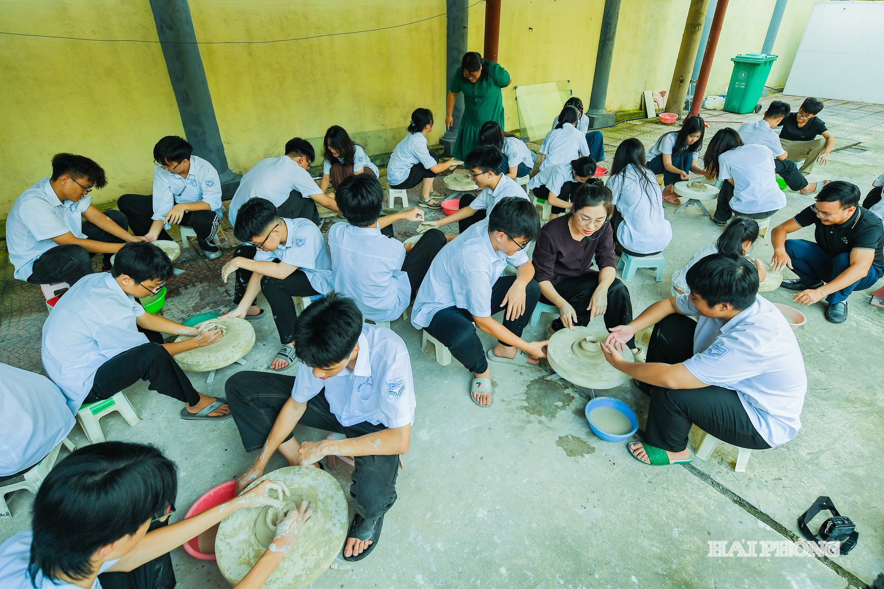 Thiếu nhi trải nghiệm làm gốm tại Bảo tàng Hải Phòng.