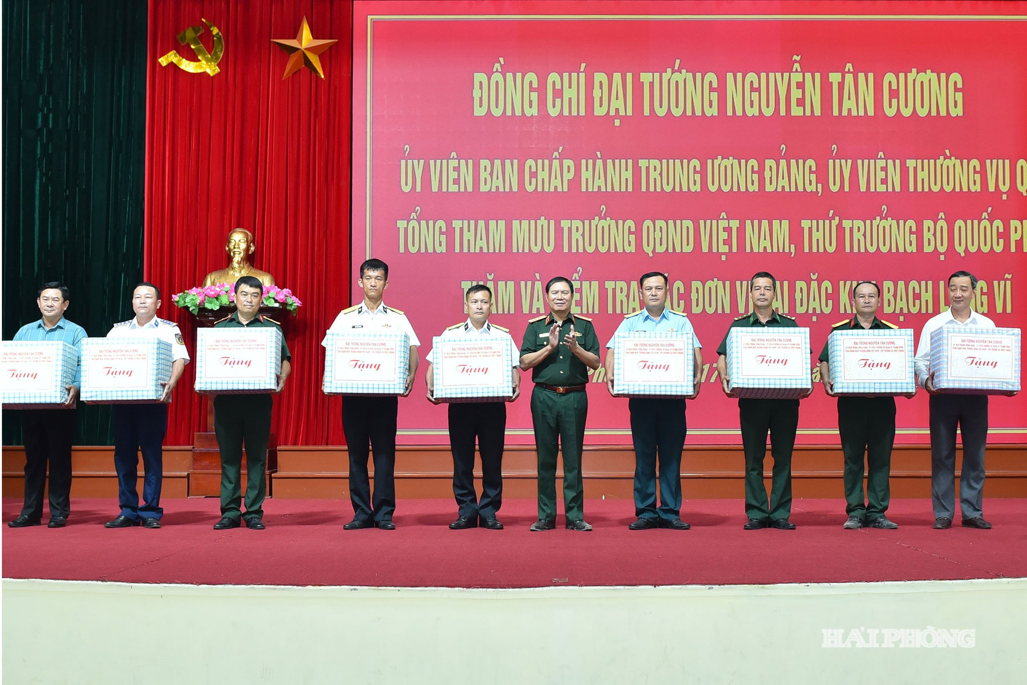 Đại tướng Nguyễn Tân Cương, Ủy viên Trung ương Đảng, Tổng Tham mưu trưởng, Thứ trưởng Bộ Quốc phòng tặng quà các cơ quan, đơn vị trên địa bàn Đặc khu Bạch Long Vĩ.
