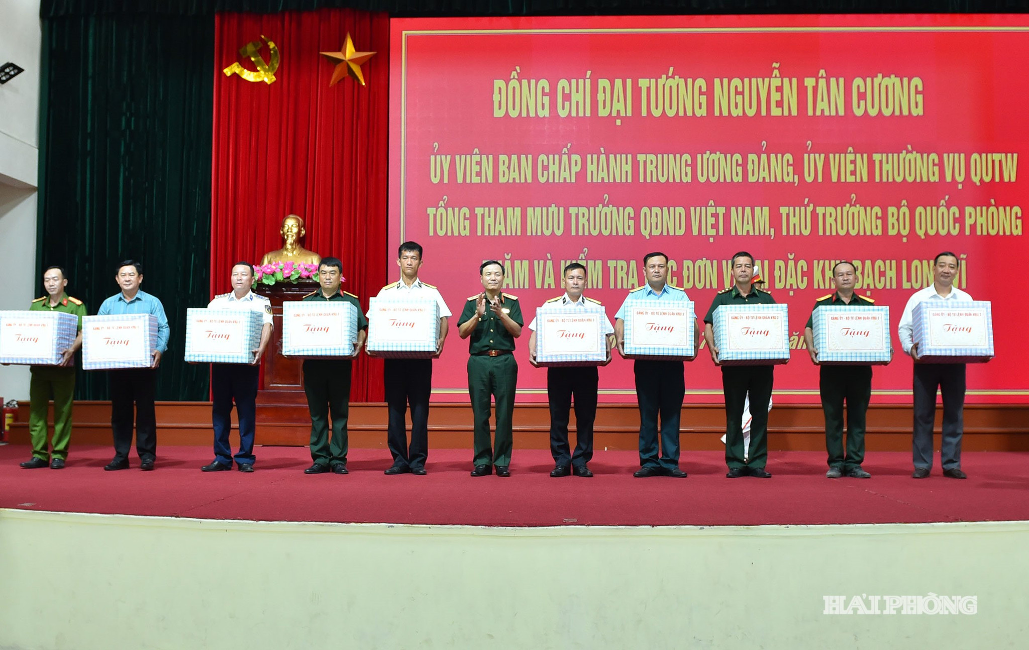 Lãnh đạo Quân khu 3 tặng quà các cơ quan, đơn vị trên địa bàn Đặc khu Bạch Long Vĩ.
