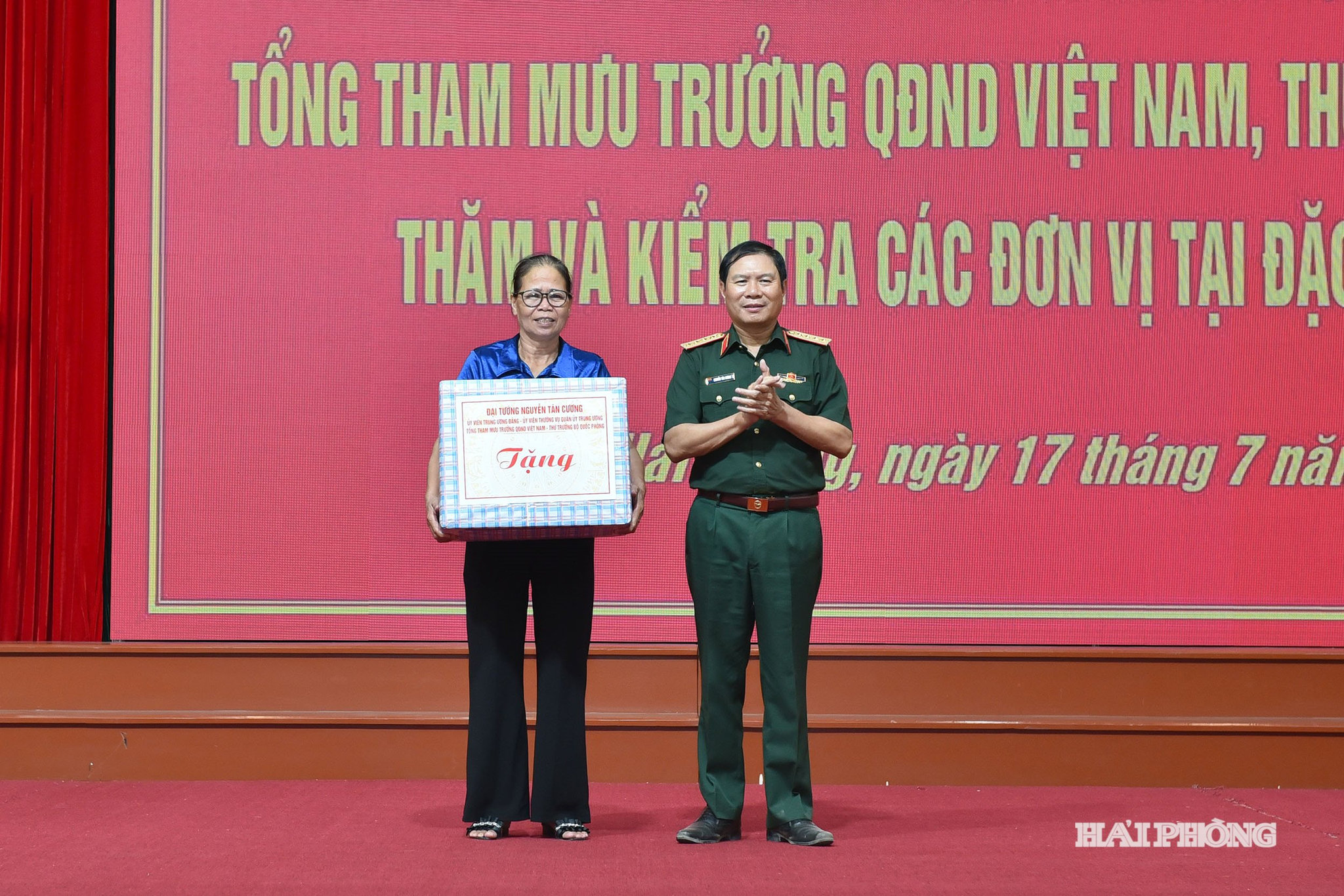 Đại tướng Nguyễn Tân Cương, Ủy viên Trung ương Đảng, Tổng Tham mưu trưởng, Thứ trưởng Bộ Quốc phòng tặng quà gia đình liệt sĩ trên địa bàn Đặc khu Bạch Long Vĩ.