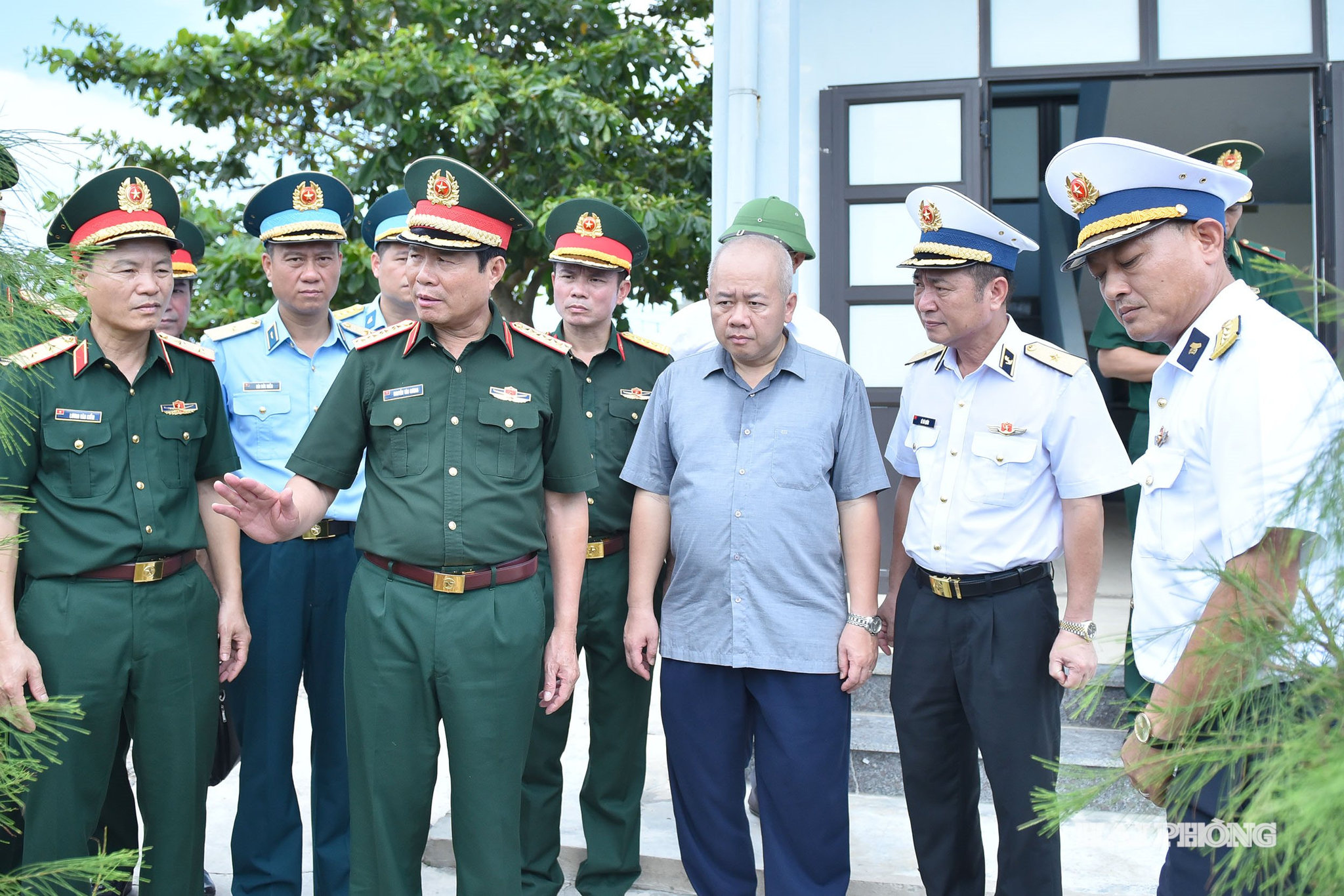 Các đồng chí: Nguyễn Tân Cương, Ủy viên Trung ương Đảng, Tổng Tham mưu trưởng, Thứ trưởng Bộ Quốc phòng; Đỗ Thành Trung, Phó Bí thư Thành ủy, Chủ tịch UBND thành phố kiểm tra công tác sẵn sàng chiến đấu tại một số đơn vị trên địa bàn Đặc khu Bạch Long Vĩ.