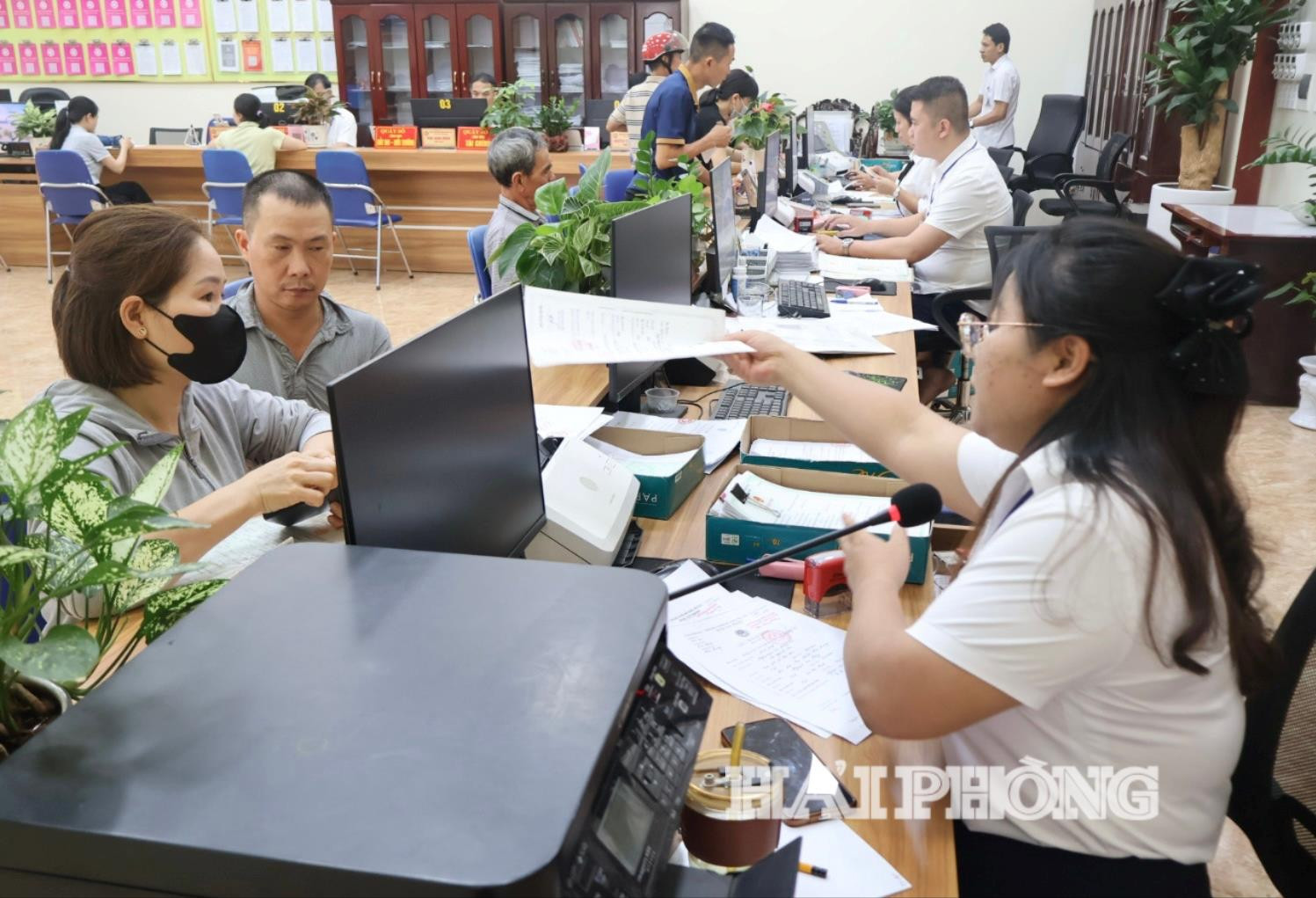 ảnh báo in: Chính sách hỗ trợ công chức bộ phận “một cửa” của thành phố sẽ là động lực để mỗi người nỗ lực hơn trong nâng cao chất lượng phục vụ người dân, doanh nghiệp.