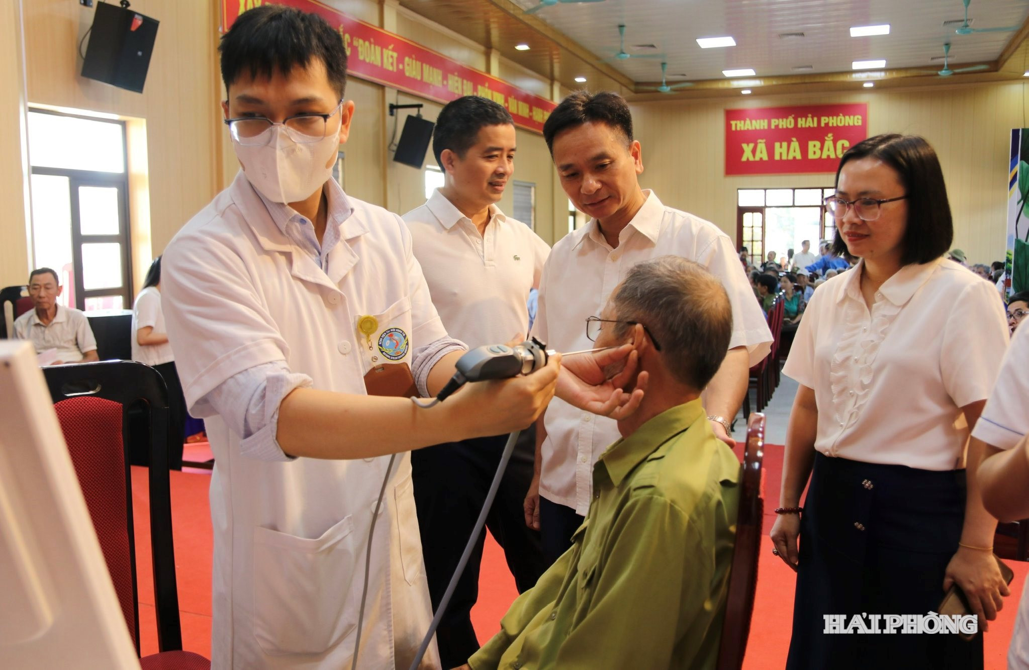 lanh-dao-xa-ha-bac.jpg