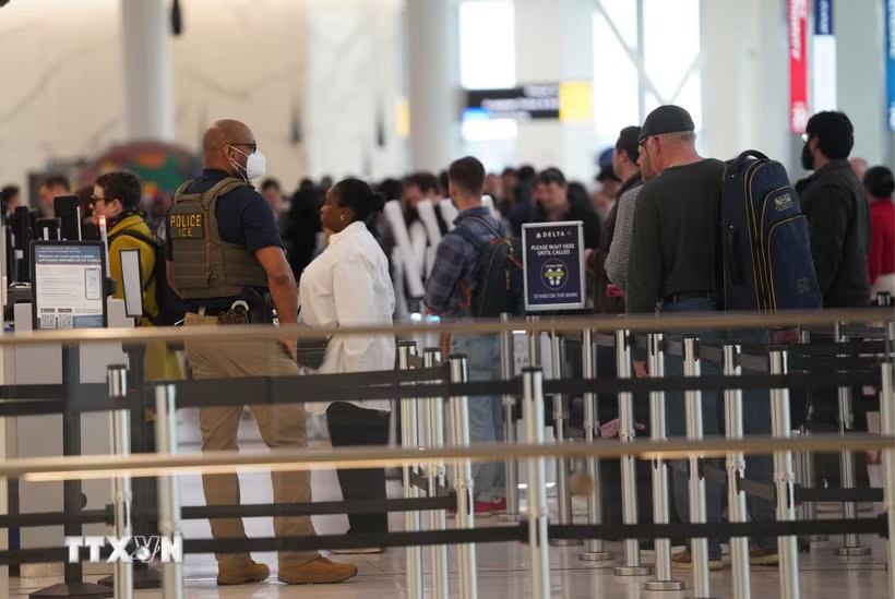 Nhân viên Cơ quan Thực thi Di trú và Hải quan Mỹ tuần tra tại sân bay ở New York. (Ảnh: THX/TTXVN phát)