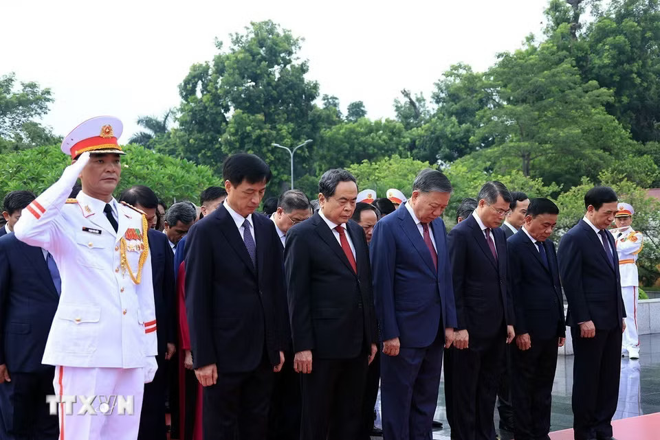 Đoàn đại biểu Ban Chấp hành Trung ương Đảng đến đặt vòng hoa tại Đài tưởng niệm các Anh hùng liệt sỹ trên đường Bắc Sơn, Hà Nội. (Ảnh: Tuấn Anh/TTXVN)