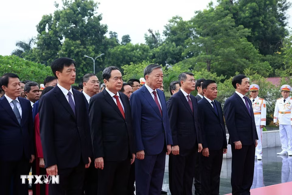 Đoàn đại biểu Ban Chấp hành Trung ương Đảng đến đặt vòng hoa tại Đài tưởng niệm các Anh hùng liệt sỹ trên đường Bắc Sơn, Hà Nội. (Ảnh: Tuấn Anh/TTXVN) ​ ​