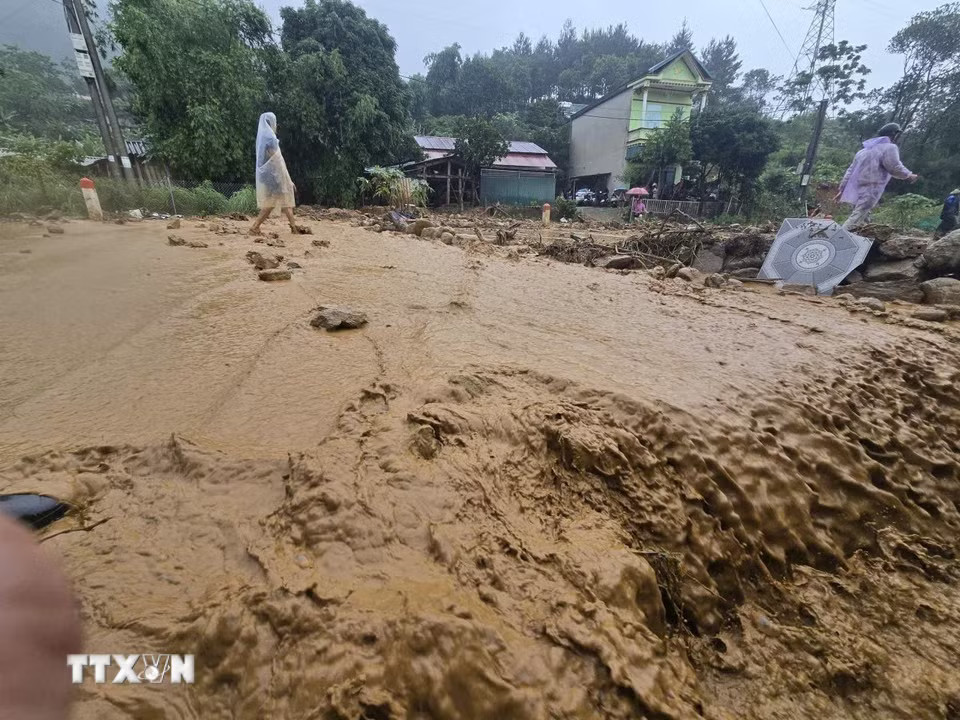 Hiện trường tan hoang sau khi cơn lũ đi qua tại xã Mường Than, tỉnh Lai Châu. (Ảnh: Quý Trung/TTXVN)