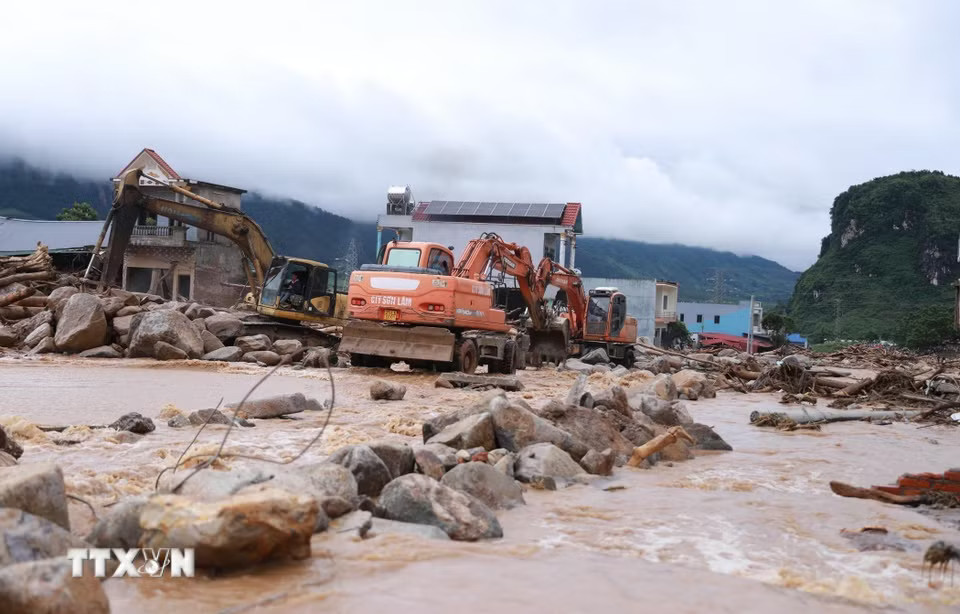 Sở Xây dựng tỉnh Lai Châu phối hợp với Ban 2, Bộ Xây dựng huy động phương tiện máy móc để nỗ lực thông tuyến Quốc lộ 2 tạm thời nhằm giảm ách tắc giao thông. (Ảnh: Quý Trung/TTXVN)