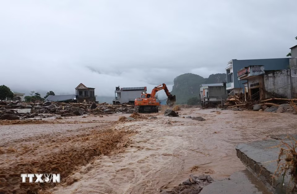 Quốc lộ 32 khu vực đội 11 (nay là Bản Chít) tan hoang do lũ dữ càn quét. (Ảnh: Quý Trung/TTXVN)
