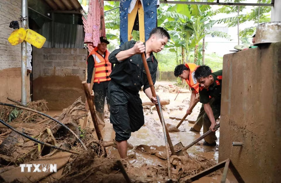 Lực lượng Công an tỉnh Lai Châu hỗ trợ người dân khắc phục. (Ảnh: Quý Trung/TTXVN)