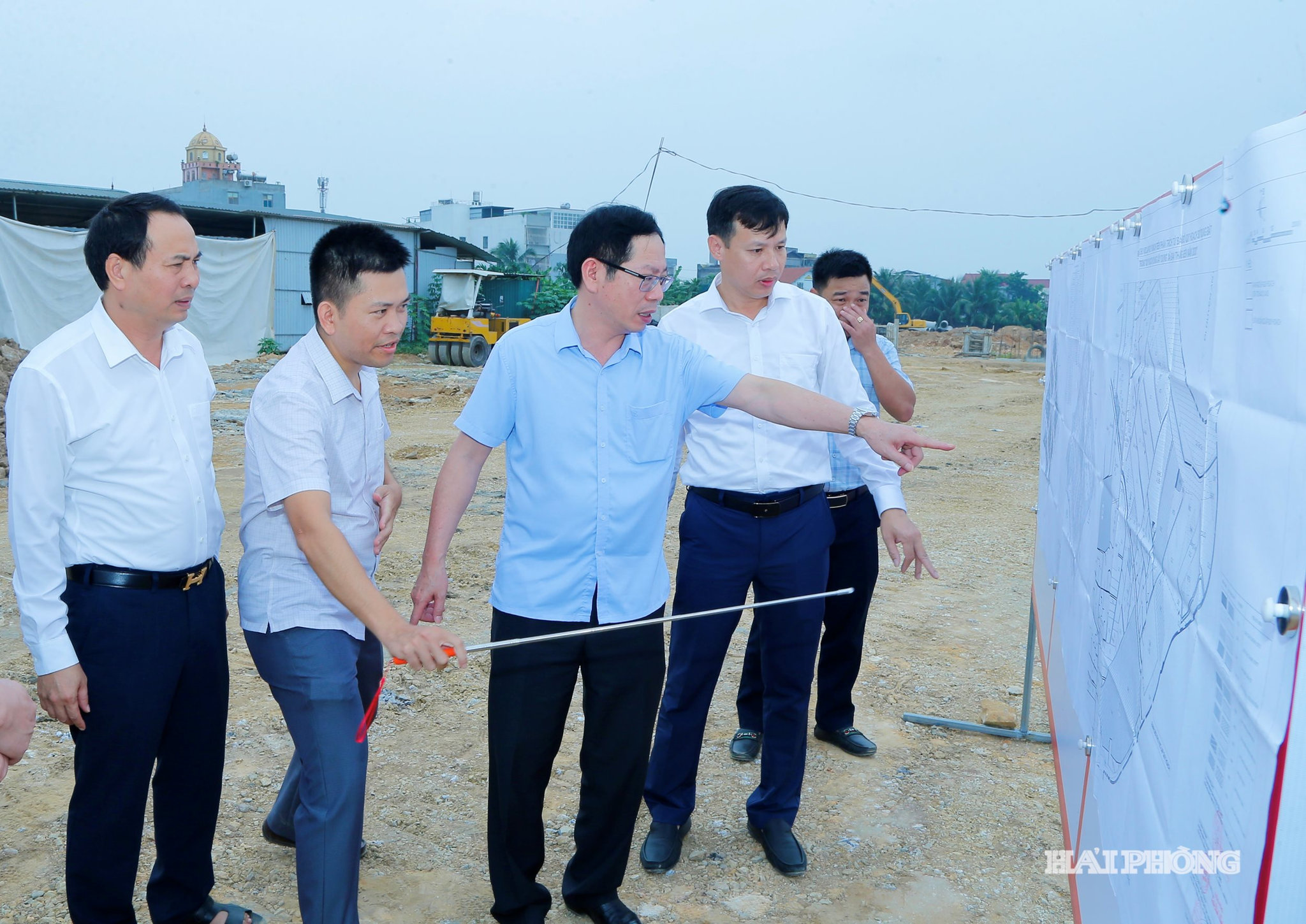 Đồng chí Vũ Tiến Phụng, Phó chủ tịch UNND thành phố kiểm tra tiến độ thực hiện Dự án Khu dân cư nông thôn thôn Lãng Niên (xã Quyết Thắng).