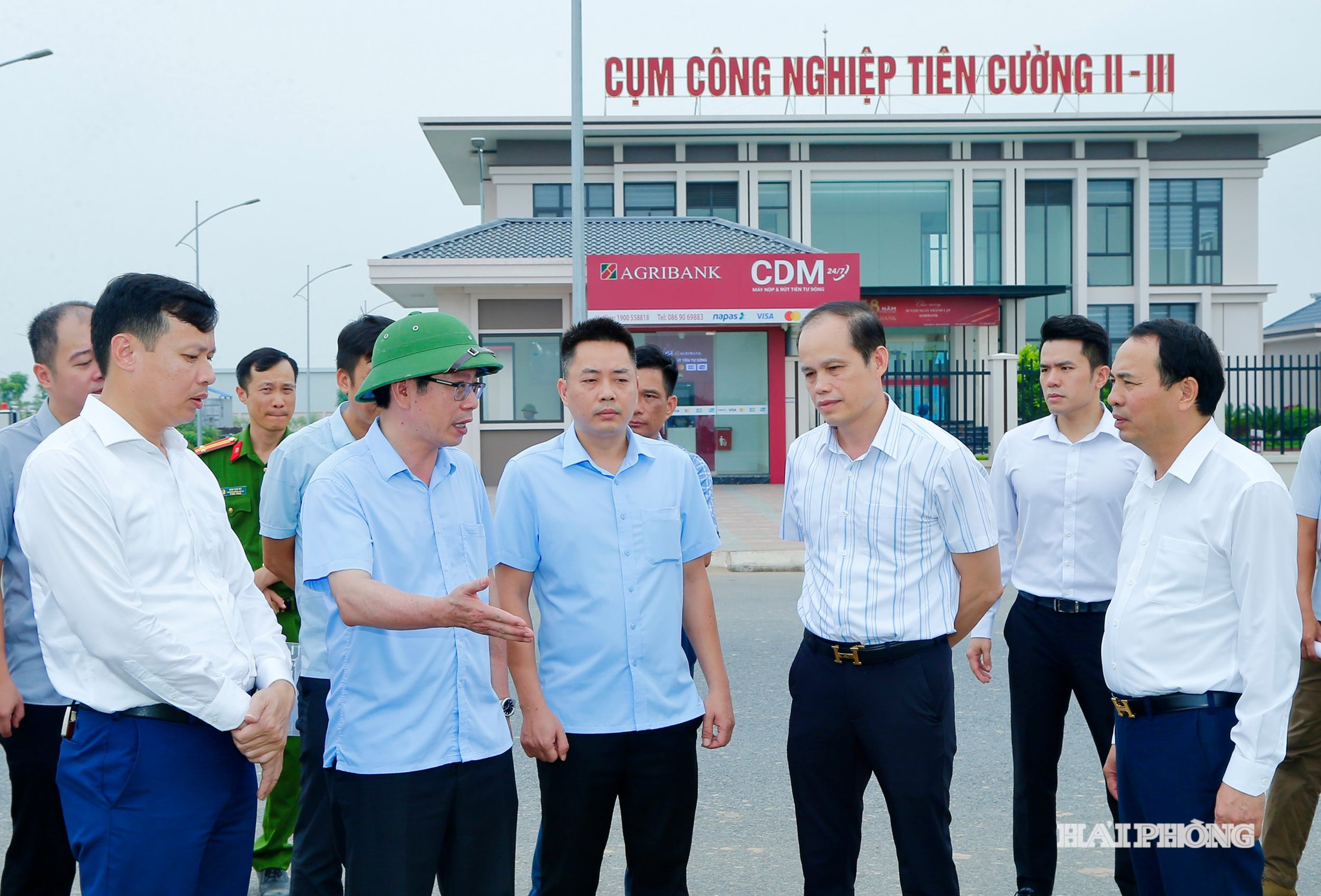 Đồng chí Vũ Tiến Phụng, Phó chủ tịch UNND thành phố kiểm tra tiến độ thực hiện Dự an đầu tư xây dựng và kinh doanh, vận hành, quản lý kết cấu hạ tầng Cụm công nghiệp Tiên Cường 3 (xã Quyết Thắng).