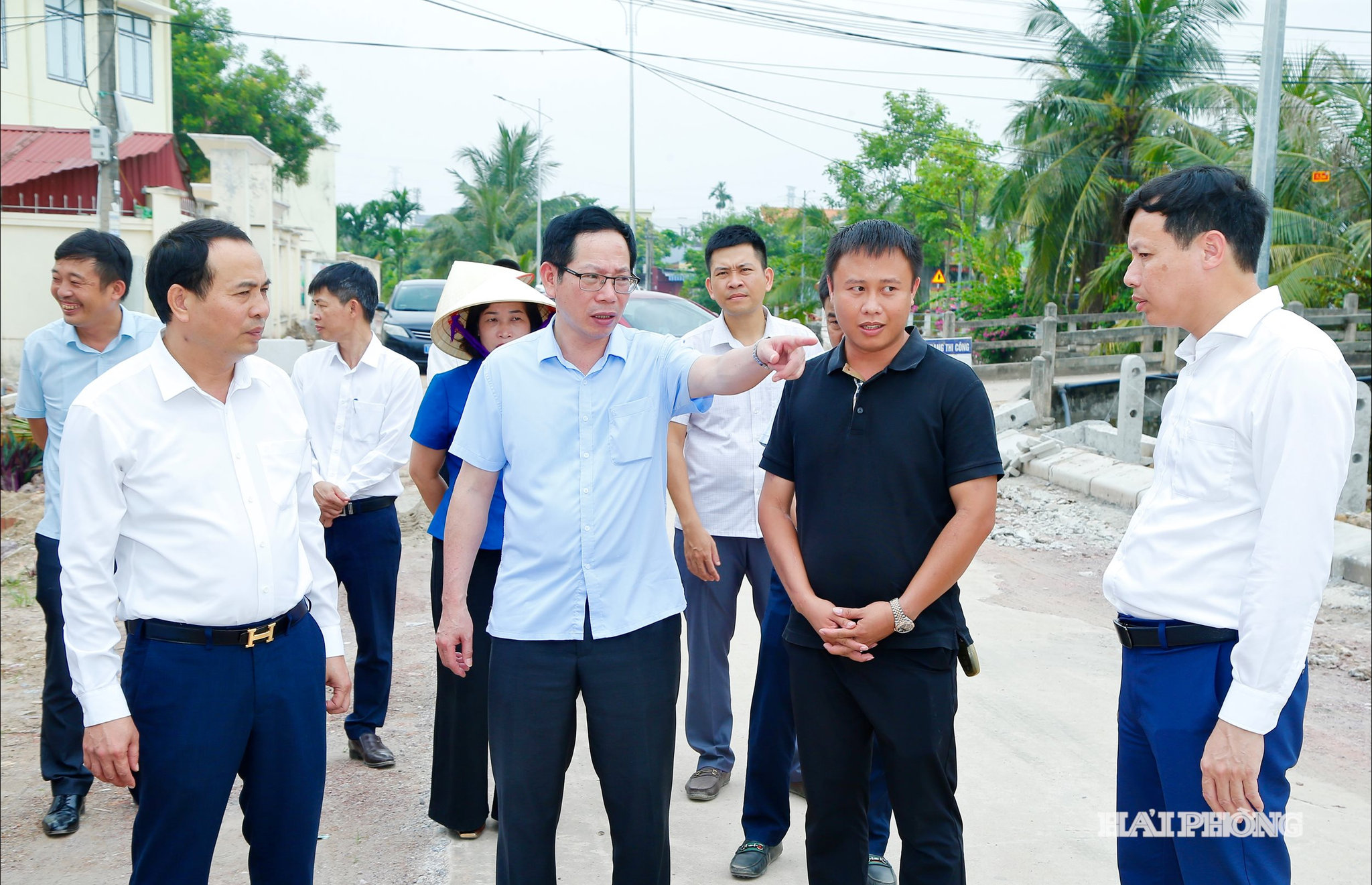 Đồng chí Vũ Tiến Phụng, Phó chủ tịch UNND thành phố kiểm tra tiến độ thực hiện các dự án đường giao thông trên địa bàn xã Quyết Thắng.