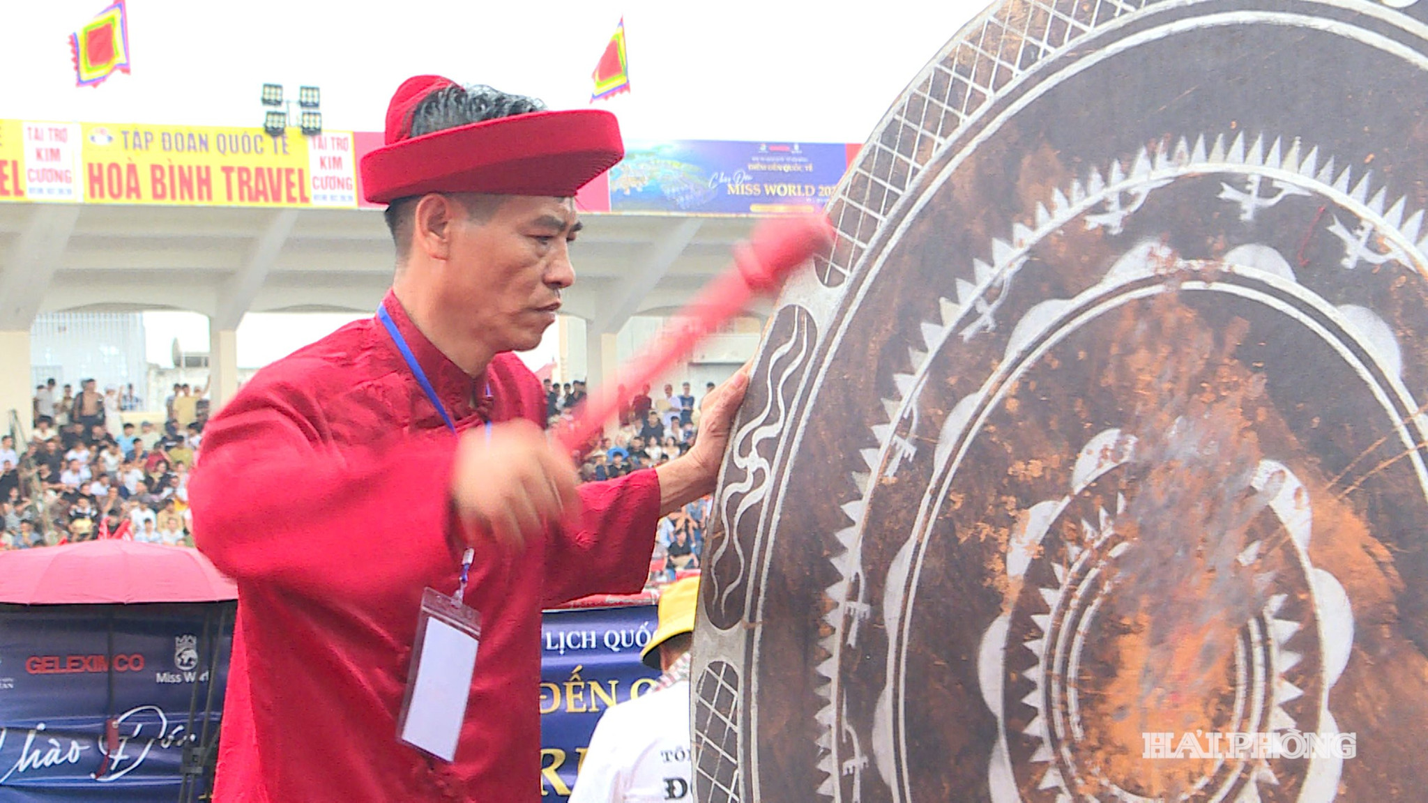 Anh Tuấn đánh trống khai hội