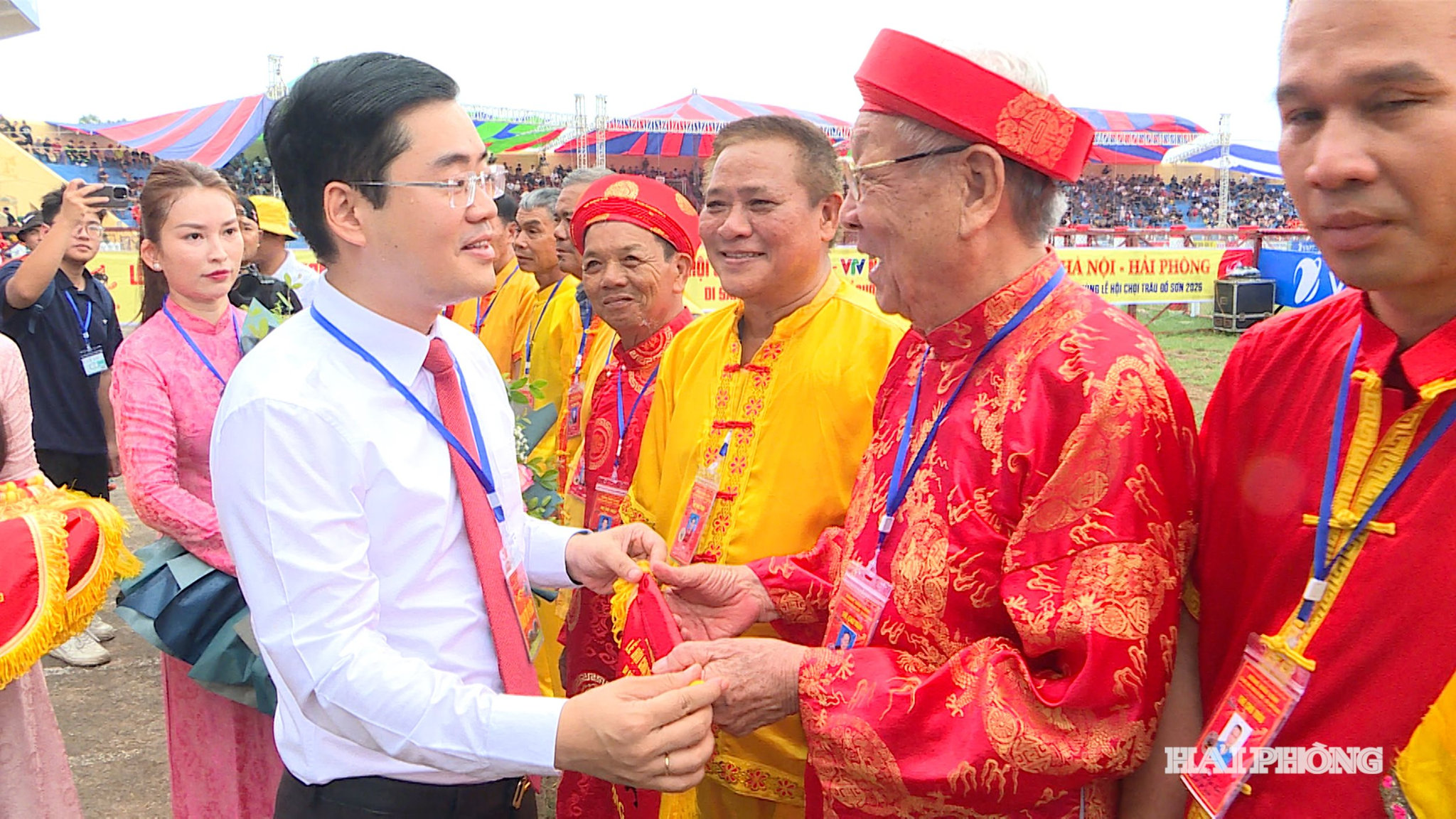 Ban Tổ chức lễ hội tặng hoa