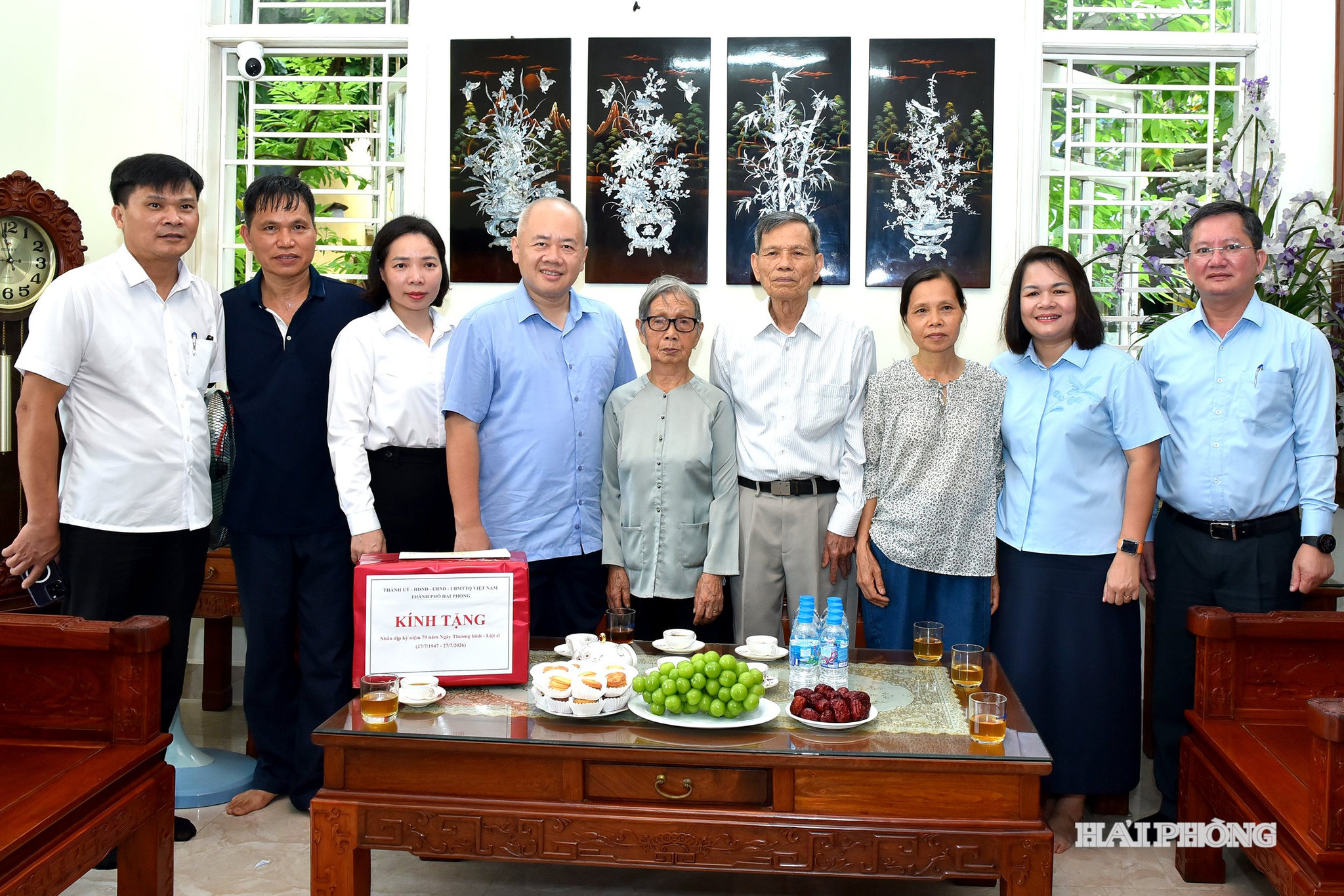 Đồng chí Đỗ Thành Trung, Phó Bí thư Thành uỷ, Chủ tịch UBND thành phố thăm, tặng quà bà Hoàng Thị Mươi là Mẹ liệt sĩ Nguyễn Ngọc Khoa tại Tổ dân phố số 5, phường Phù Liễn.