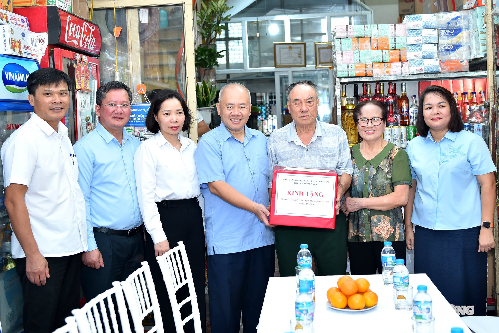 Đồng chí Đỗ Thành Trung, Phó Bí thư Thành uỷ, Chủ tịch UBND thành phố thăm, tặng quà ông Phạm Văn Sen là Thương binh có tỷ lệ tổn thương cơ thể 81% tại số 11 Đường Nguyễn Lương Bằng, Tổ dân phố Trần Phú, phường Phù Liễn.