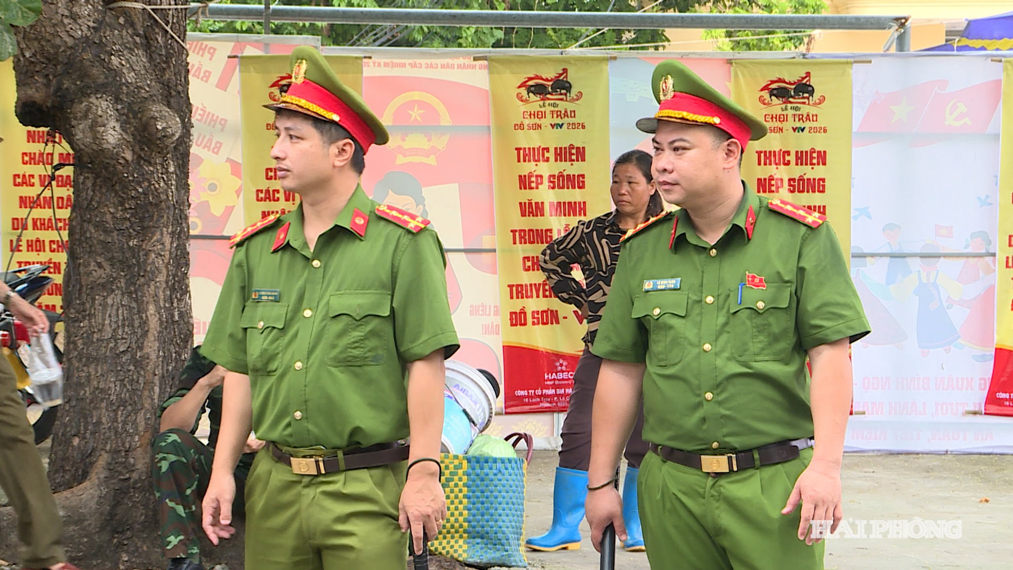 Lực lượng công an phường tham gia bảo vệ an ninh, trật tự tại vòng loại lễ hội chọi trâu truyền thống Đồ Sơn 2026.