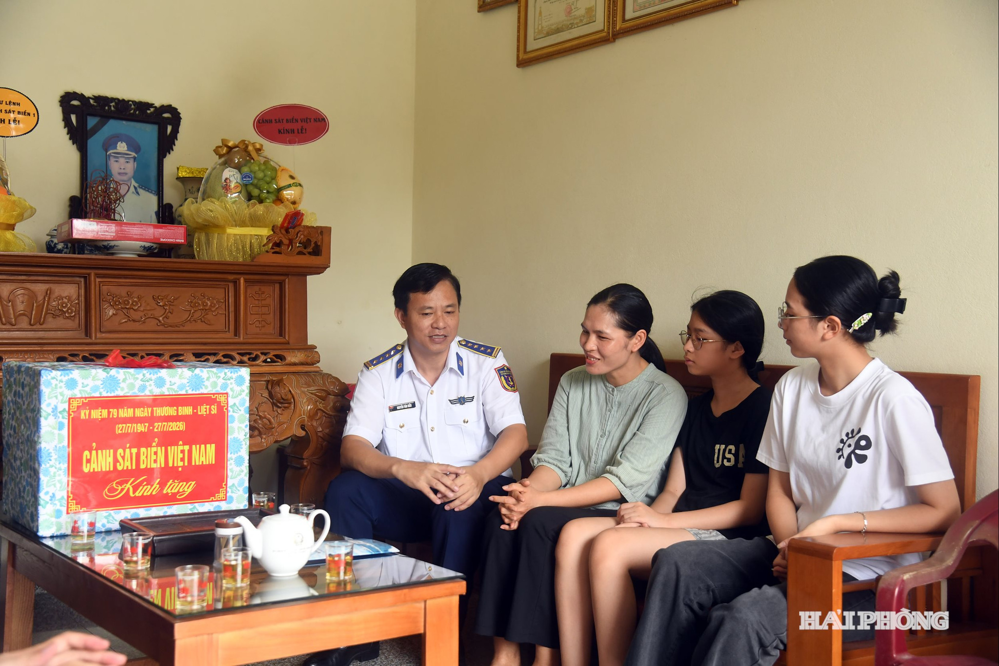 Đại tá Nguyễn Văn Hiển thăm, động viên gia đình liệt sĩ Phạm Văn Huy