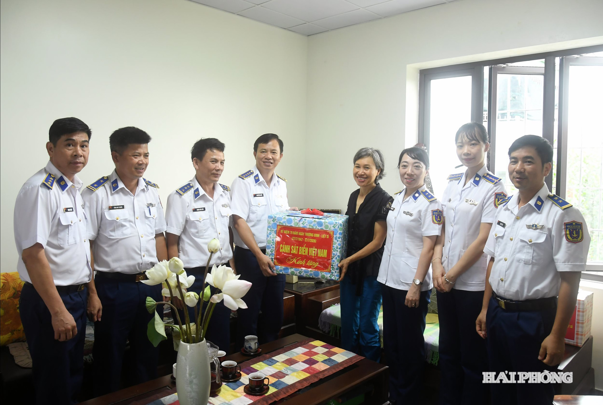 Đoàn công tác Cảnh sát biển Việt Nam thăm, tặng quà gia đình liệt sĩ Đoàn Đức Thắng