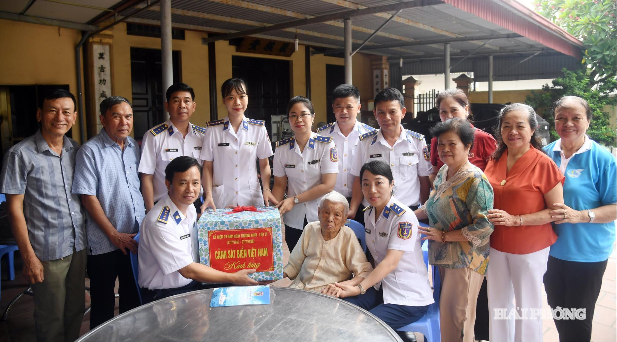 doan-cong-tac-canh-sat-bien-viet-nam-tham-tang-qua-me-vnah-tran-thi-be(1).jpg
