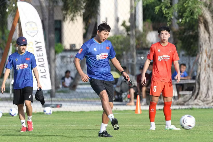 HLV Kim Sang-sik cùng các học trò trên sân tập. (Nguồn: VFF)