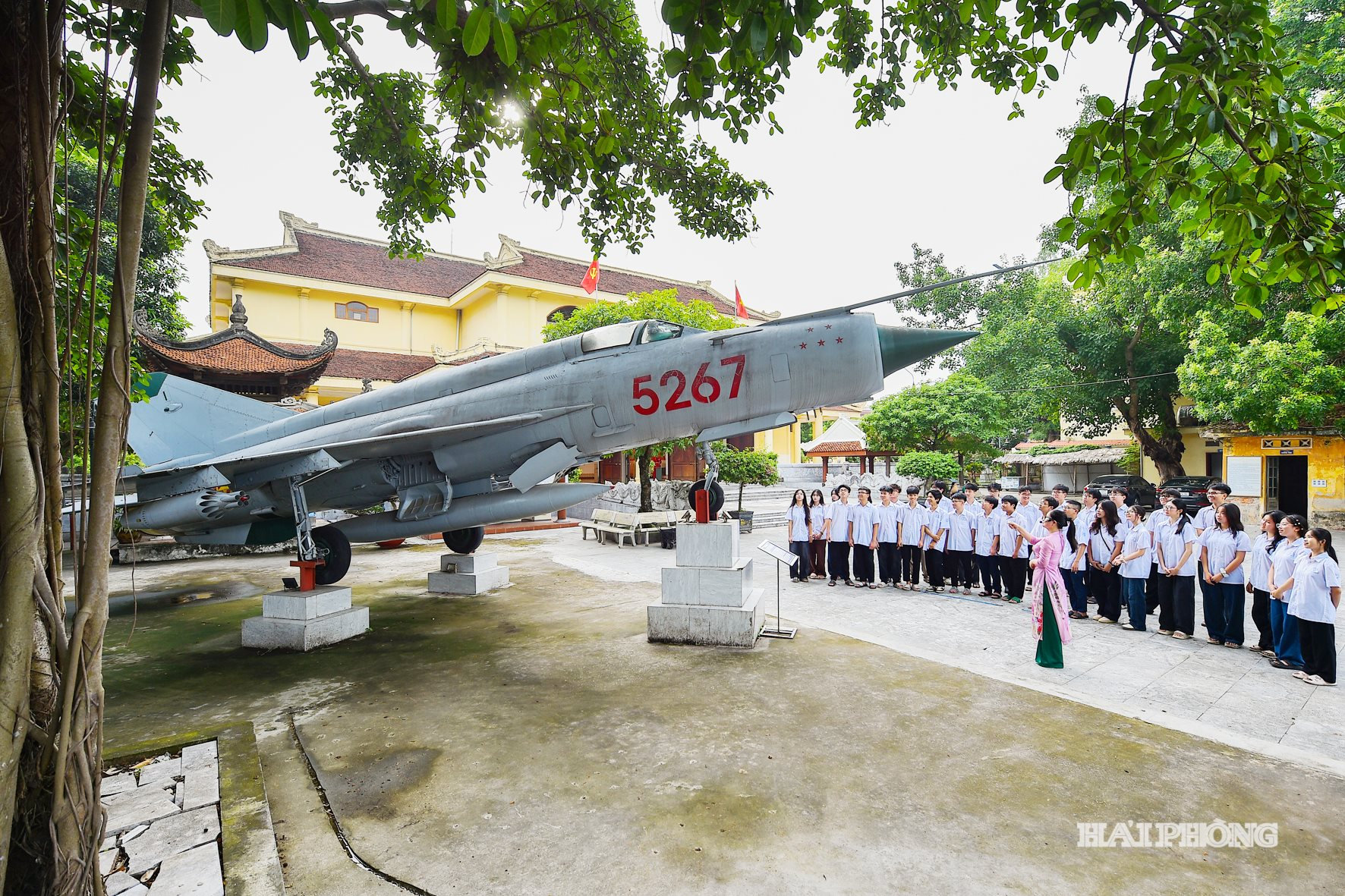 huong-dan-vien-bao-tang-gioi-thieu-may-bay-mig-21-so-hieu-5267.-82ffbc25658f5e5a37775f8776dfa354.jpg