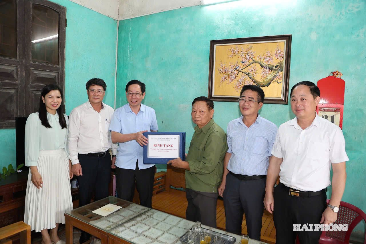 pct phung-tham-tang-qua 1