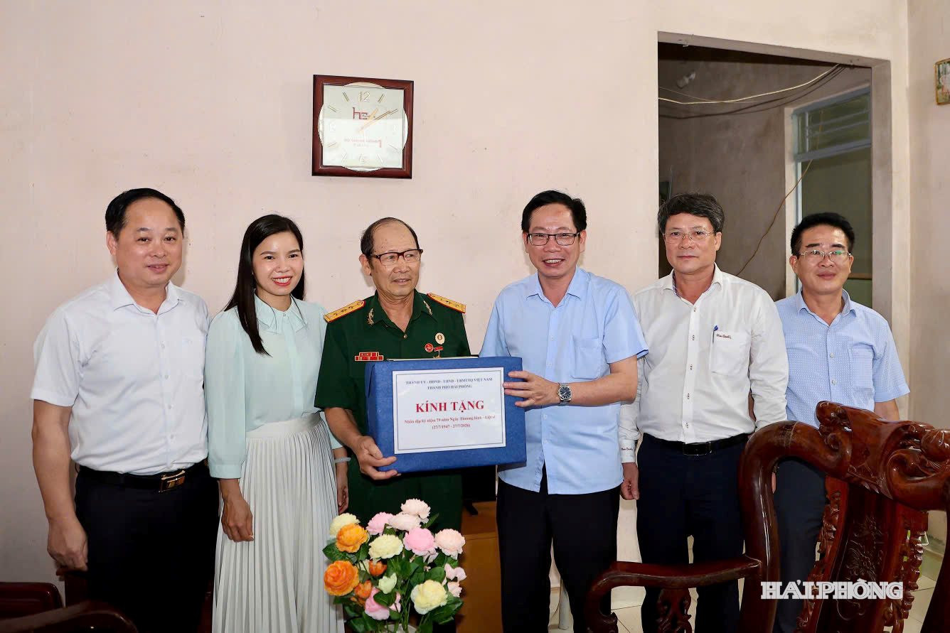 pct phung-tham-tang-qua 2
