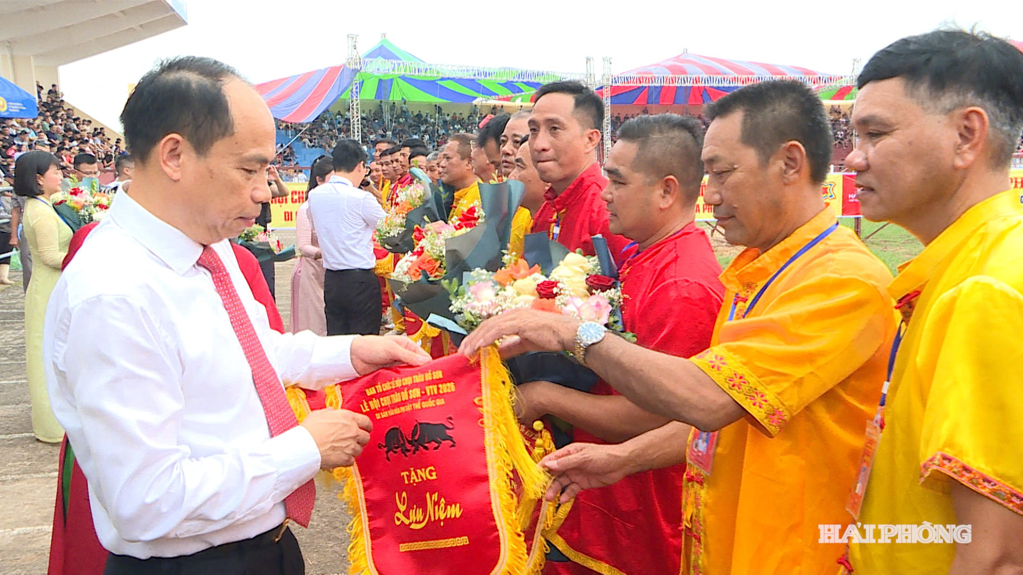 Tặng cờ