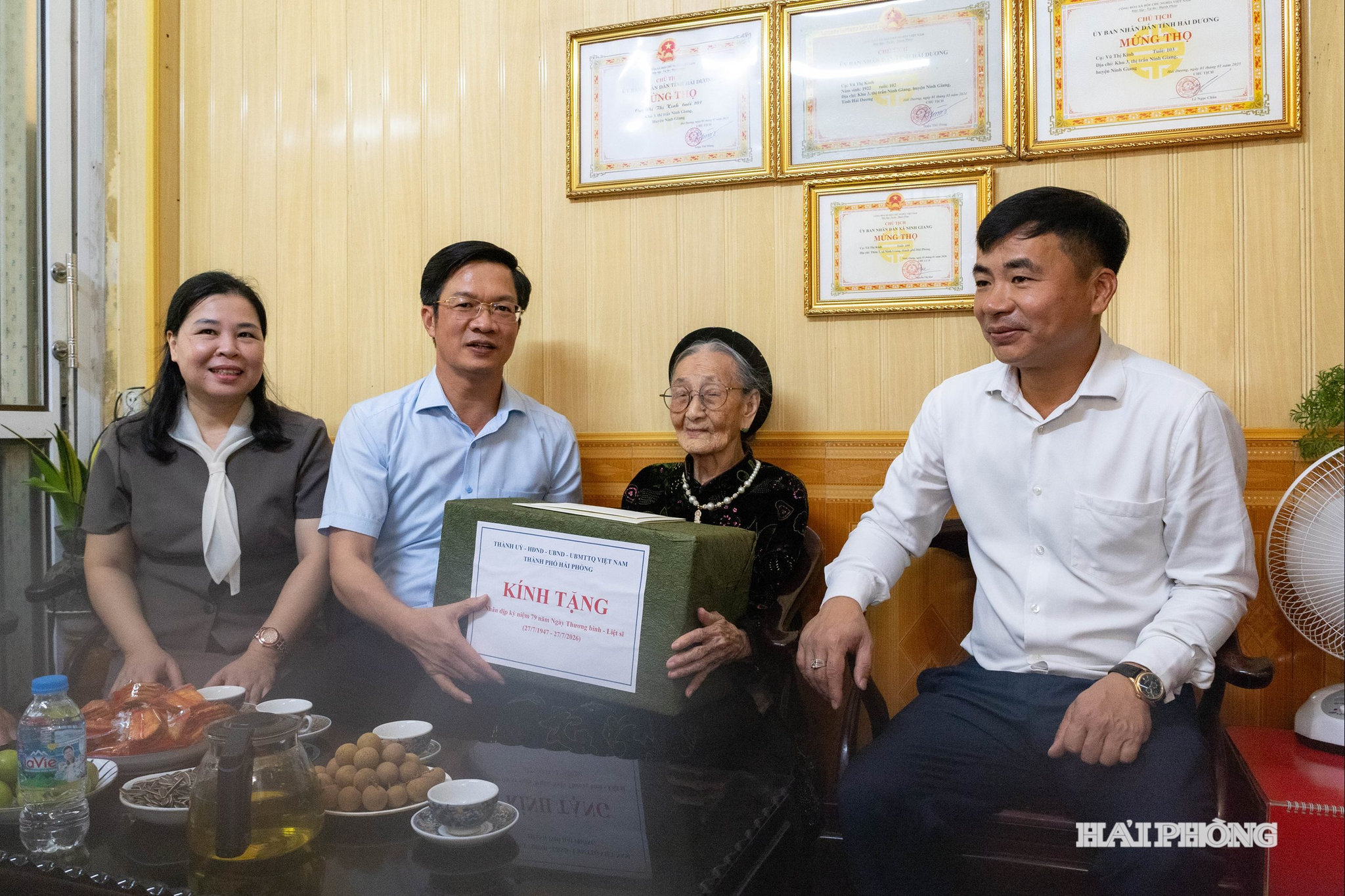 tang-qua-ninh-giang-1.jpg