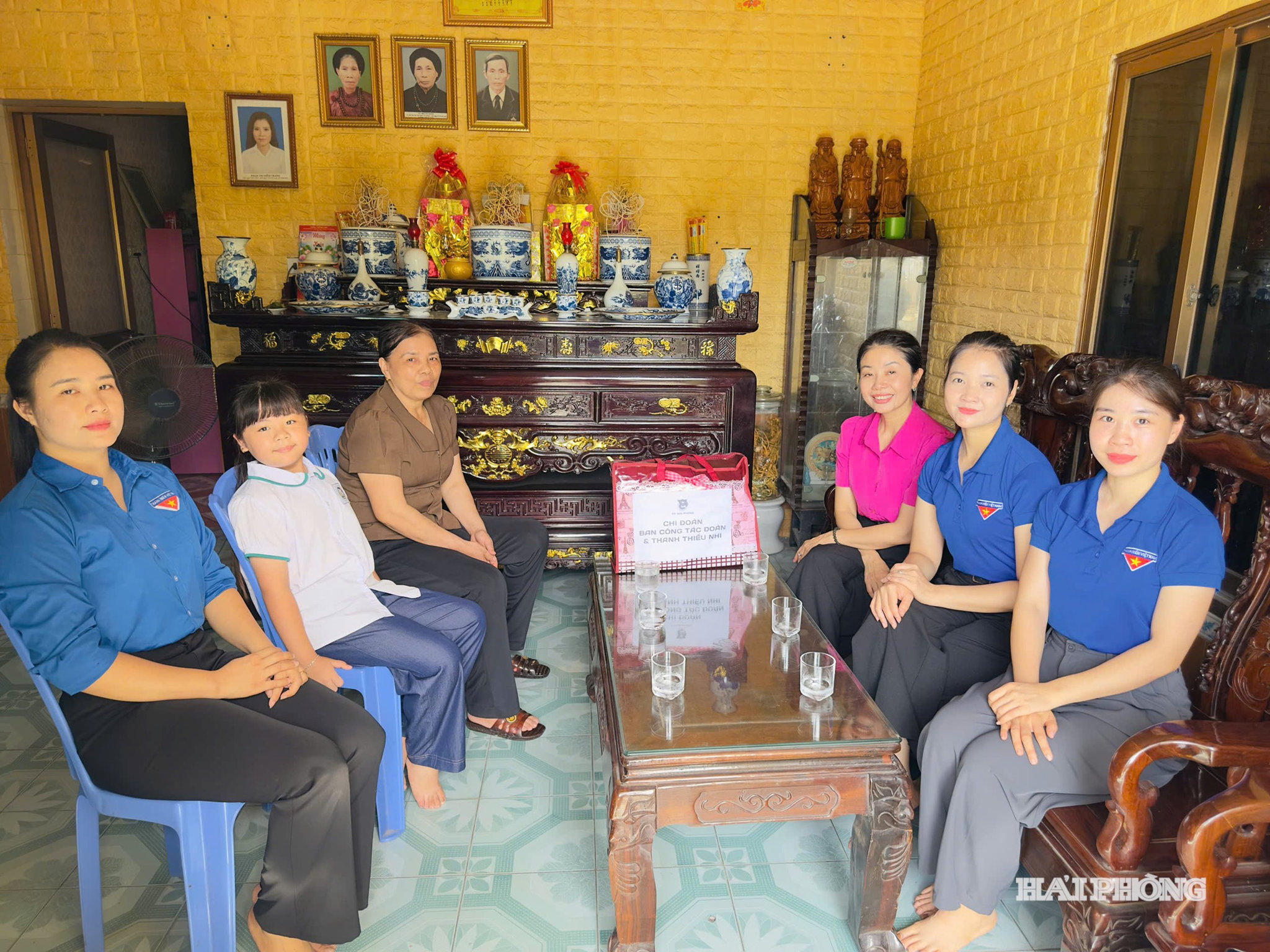 Đoàn thanh niên phường Nhị Chiểu thăm tặng quà em Phạm Thanh Trúc nhân ngày Quốc tế thiếu nhi 1/6.