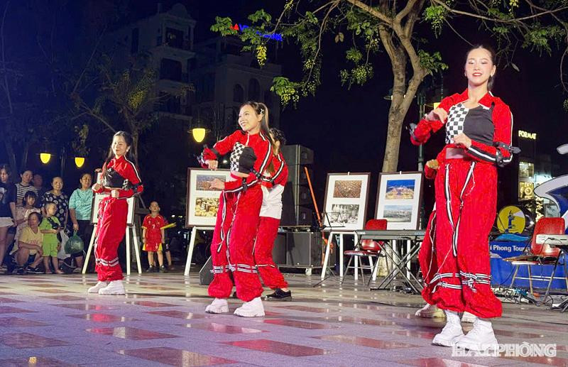 bieu-dien-nghe-thuat-duong-pho-ben-ho-tam-bac-huong-ung-le-hoi-hoa-phuong-do-hai-phong-2026.jpg