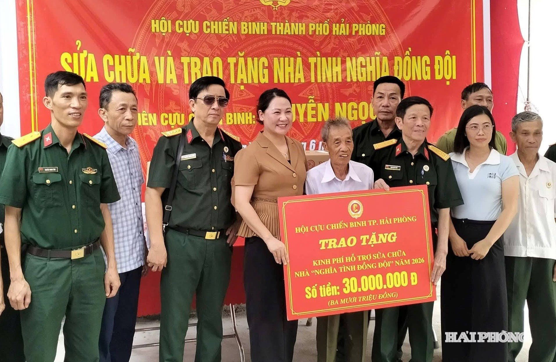 Hội Cựu chiến binh thành phố trao kinh phí hỗ trợ sửa chữa nhà, tặng cựu chiến binh Nguyễn Ngọc Minh ở xã Đại Sơn.