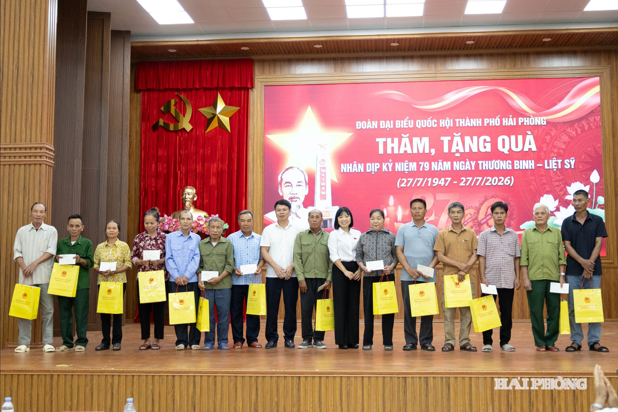 ảnh trang 2 báo in: Phó Trưởng Đoàn đại biểu Quốc hội chuyên trách thành phố Nguyễn Thị Việt Nga cùng lãnh đạo xã Nam Thanh Miện trao quà tặng các gia đình chính sách và người có công. Ảnh: ĐỖ TUẤN