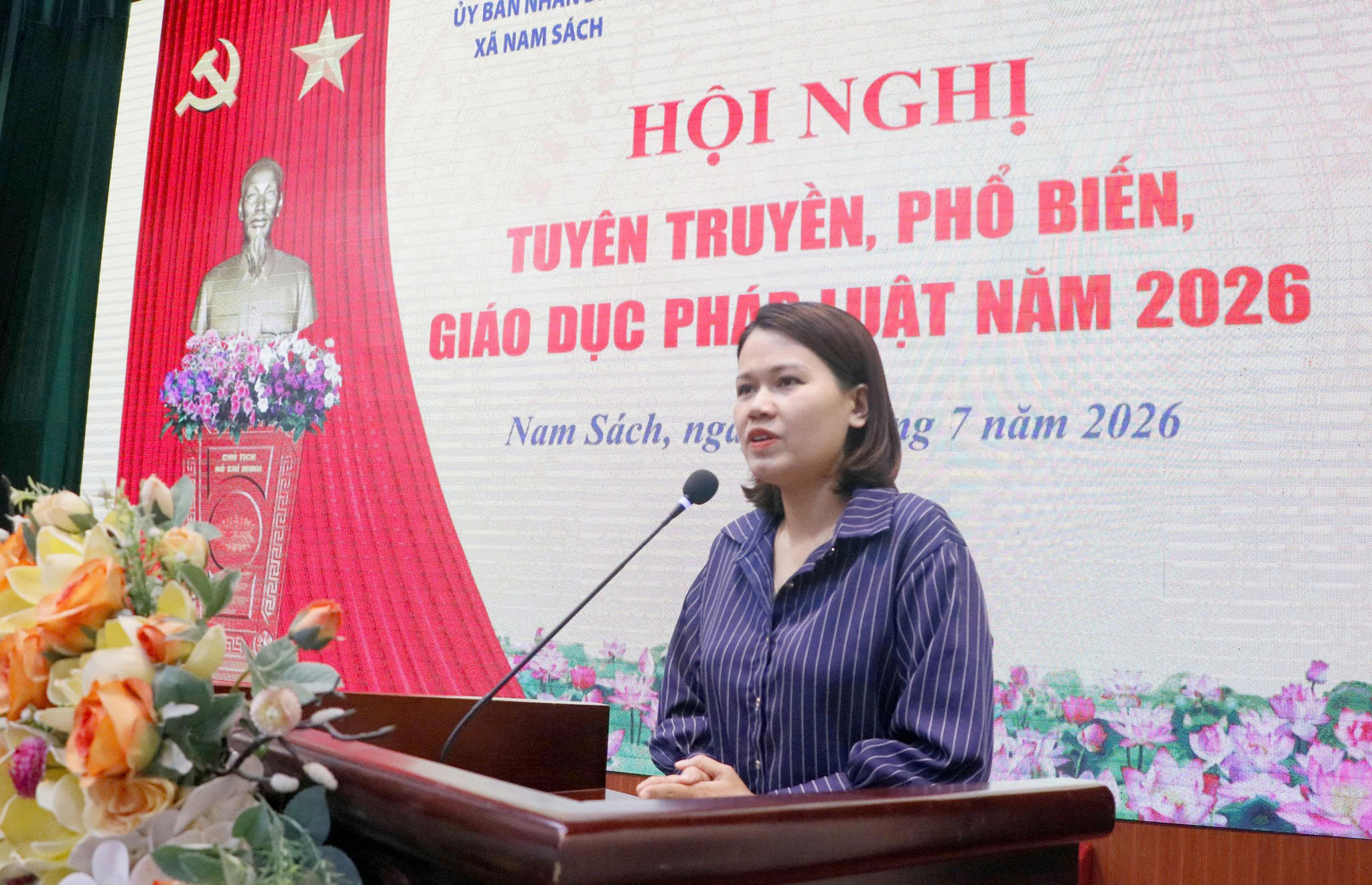 Cán bộ Trung tâm trợ giúp pháp lý nhà nước thành phố tuyên truyền phổ biến pháp luật tới người dân.